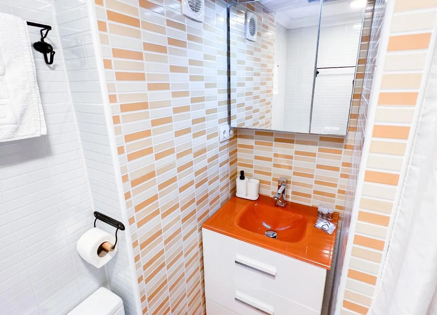 Cozy & Sunny Carihuela Park Apartment Torremolinos