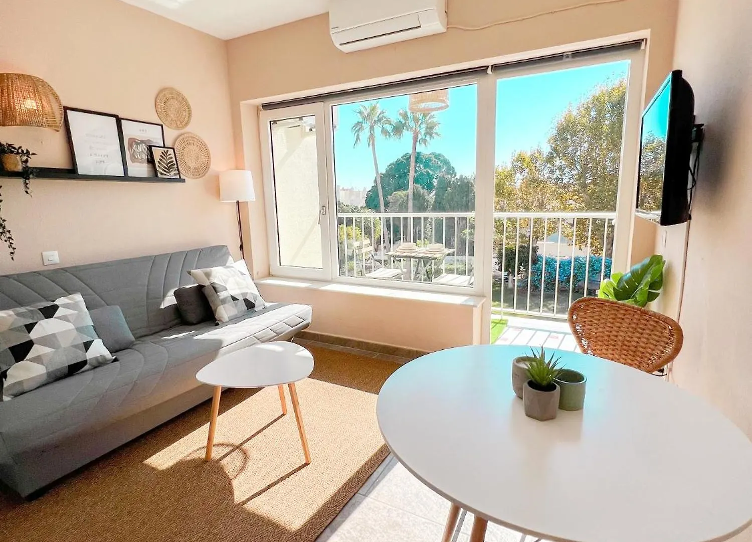 Cozy & Sunny Carihuela Park Apartment Torremolinos