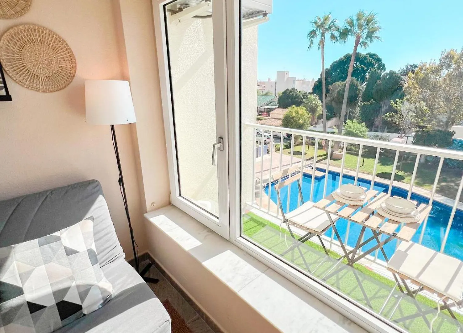 Cozy & Sunny Carihuela Park Apartment Torremolinos